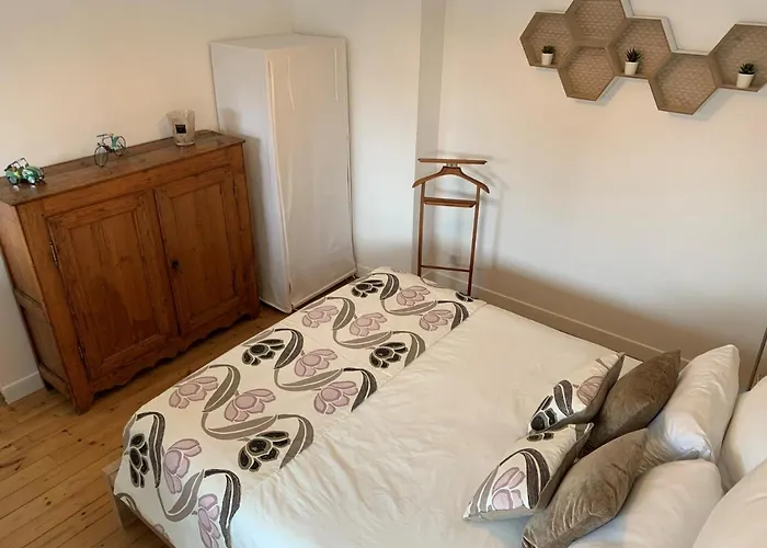 L'annexe, F2 Avec Jardin, 800 M De La *