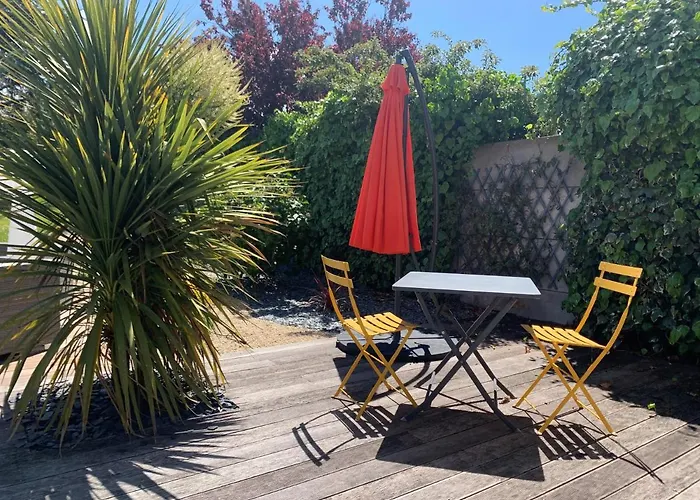 L'annexe, F2 Avec Jardin, 800 M De La *