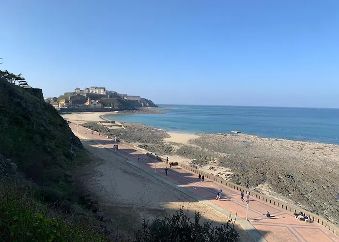 L'annexe, F2 Avec Jardin, 800 M De La *