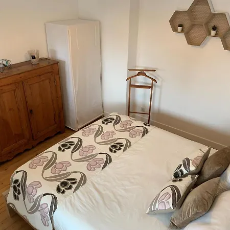 L'annexe, F2 Avec Jardin, 800 M De La *